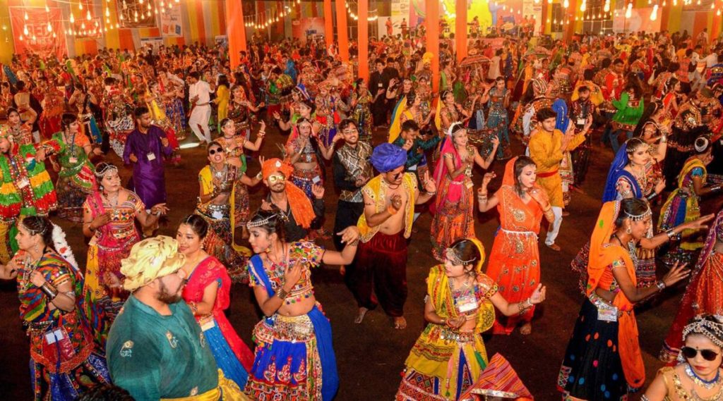 Dandiya raas in navratri